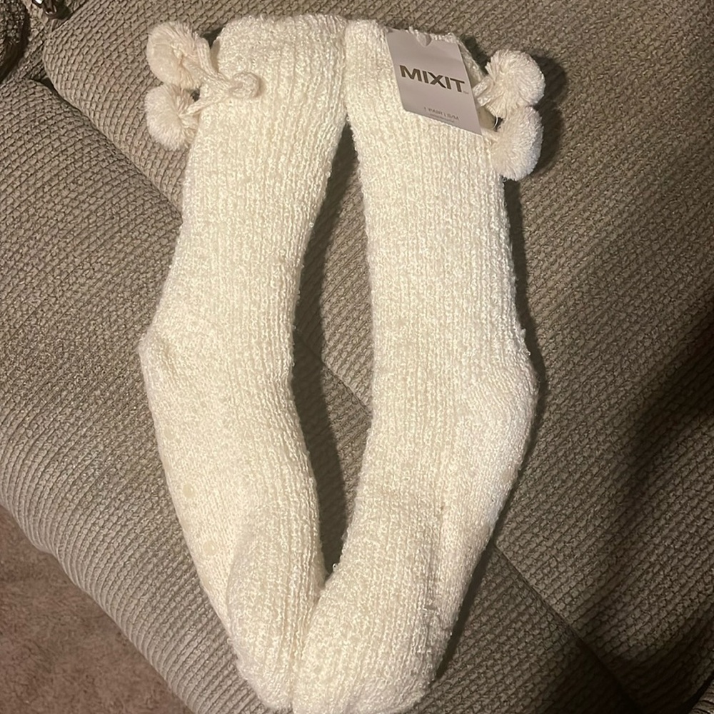 NWT MIXIT CREAM FUZZY SOCKS